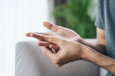 El ve parmak eklem ağrısından muzdarip bir adam. Romatoid artrit, karpal tünel sendromu, gut. Sağlık ve tıbbi konsept.