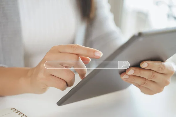 Mujer Usando Una Tableta Para Buscar Información Con Barra Búsqueda —  Fotos de Stock