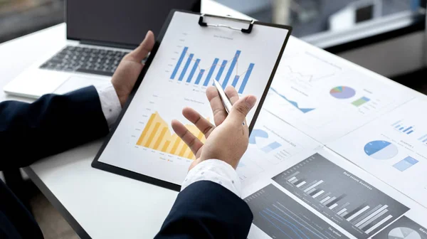 Pazarlama müdürü şirketin finansal gelir grafiğini analiz ederek şirketin yapısını gelecekte ekonomiye hazır hale getirmek için geliştirdi. Mali sonuçlar analiz kavramı.