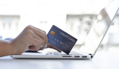 Online Pazarlama, Çevrimiçi Alışveriş, Çevrimiçi alışveriş veya İnternet teknolojisi kavramında İnternet 'i kullanarak, kadınlar çevrimiçi alışverişler yapmak için kredi kartları yoluyla dizüstü bilgisayarı kullanıyorlar..