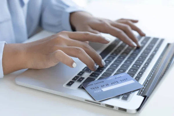 Kobiety Korzystają Laptopa Rejestru Pomocą Kart Kredytowych Dokonywania Zakupów Online — Zdjęcie stockowe