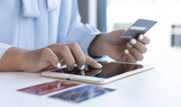 Women Use Tablet Register Online Purchases Using Credit Card Payments — Stock Photo, Image