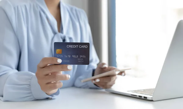 女性は クレジットカード決済を使用してオンライン購入を登録するためにスマートフォンを使用します 技術とインターネットの世界での利便性 ショッピングオンラインと銀行オンラインの概念 — ストック写真