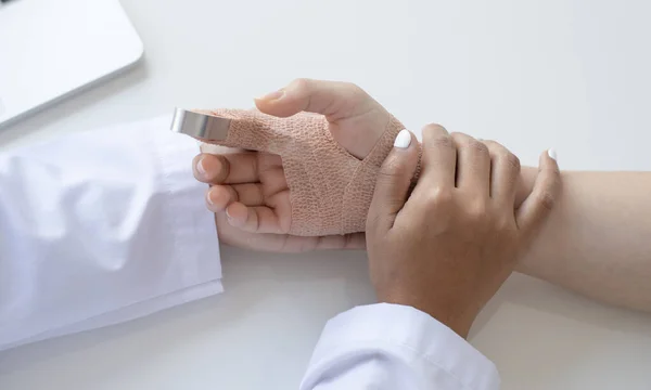 Médico Está Olhando Para Tala Dedo Paciente Dedo Reto Com — Fotografia de Stock