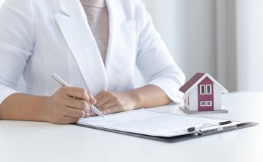 Satış müdürü ya da emlakçı evi sigorta, emlak hizmetleri ve sigorta konseptine birlikte devretmeye hazırlanıyor.