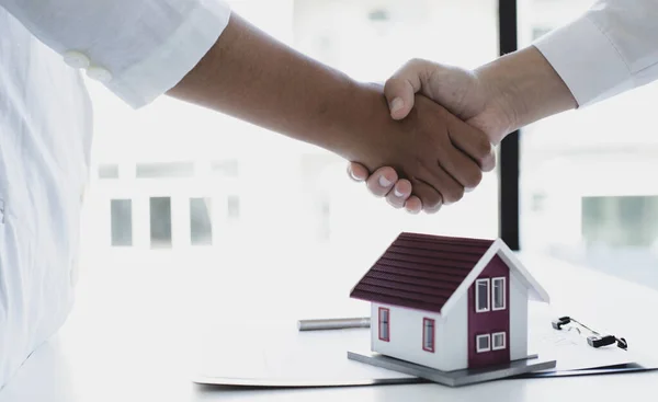 Property Manager Shake Hands Congratulations Customers Who Bought House Insurance — Stock Photo, Image