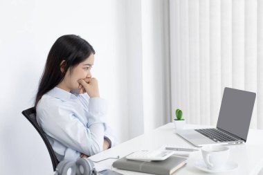 Asyalı kadın internet üzerinden neşeli bir gülümsemeyle çalışıyor, evde kalıyor, Yeni Normal, Covid-19 Coronavirus, Sosyal Mesafe, İnternet Öğrenimi.