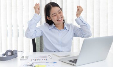 Asyalı kadınlar başarılıdır ve hedeflerine ulaşabildikleri için mutludurlar, heyecanlanırlar, güzel başarılarından memnundurlar..