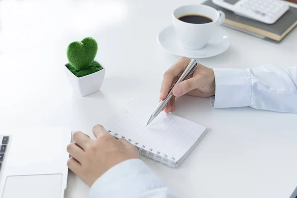 Asiáticas Estudiantes Femeninas Están Registrando Información Estudio Cuaderno Personal Concepto —  Fotos de Stock