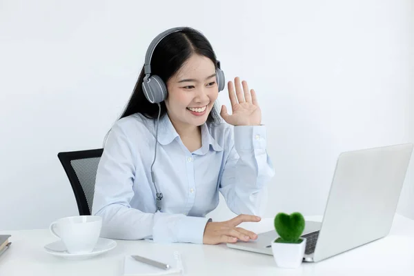 Asijská Žena Studuje Line Přes Internet Veselým Úsměvem Zůstat Doma — Stock fotografie