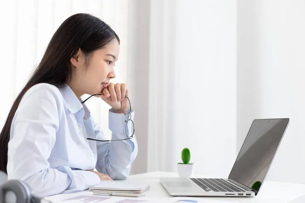 Asiatico Donna Sta Studiando Online Internet Con Sorriso Allegro Stare — Foto Stock