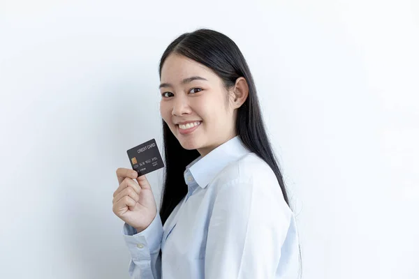 Jonge Aziatische Zakenvrouw Met Een Creditcard Vrolijk Glimlachen Creditcard Aankopen — Stockfoto