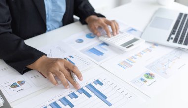 Finansal iş kadınları, kâr ve büyüme, piyasa araştırma raporları ve gelir istatistikleri, Finansal ve Muhasebe kavramı yaratmak için şirketin performansının grafiğini analiz ediyor.