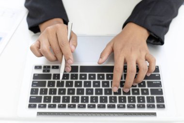 Finans işkadınları, pazarlama stratejileri ve emlak verilerini analiz etmek için dizüstü bilgisayar kullanarak müşterileri, muhasebe ve vergi kavramlarının şirket vergilerini düşürürler..