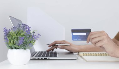 Erkekler internet üzerinden kredi kartı ödemelerini, teknoloji ve İnternet 'te rahatlığı, online alışveriş ve çevrimiçi bankacılık kavramını kullanarak çevrimiçi alışverişleri kaydetmek için dizüstü bilgisayar kullanıyorlar.