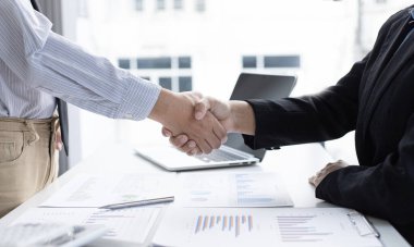 Finansal muhasebeciler ve pazarlamacılar çift haneli emlak performansı, toplantılar ve el sıkışma konseptini kutlamak için el sıkışıyorlar..