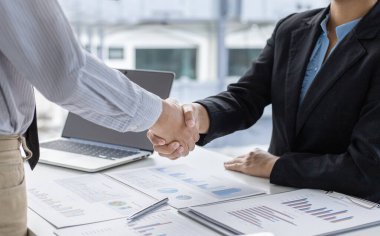 Finansal muhasebeciler ve pazarlamacılar çift haneli emlak performansı, toplantılar ve el sıkışma konseptini kutlamak için el sıkışıyorlar..