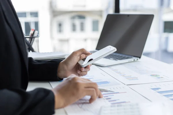 Finansiella Affärskvinnor Använder Bärbar Dator Och Smart Telefon För Att — Stockfoto