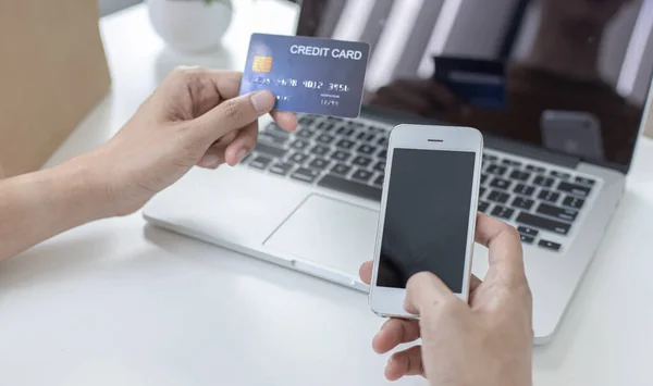 Mężczyźni Używają Smartfona Rejestracji Zakupów Online Przy Użyciu Płatności Kartą — Zdjęcie stockowe