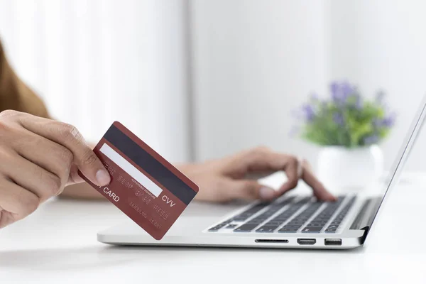 Mężczyźni Używają Laptopa Rejestracji Zakupów Online Przy Użyciu Płatności Kartą — Zdjęcie stockowe