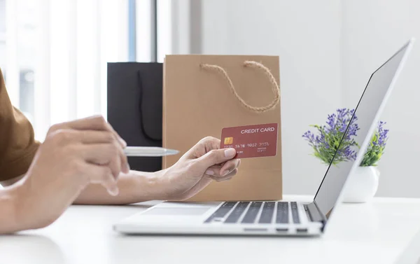 Férfiak Használja Laptop Regisztrálni Online Vásárlások Segítségével Hitelkártyás Fizetések Kényelem — Stock Fotó