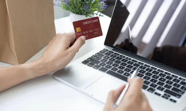 Férfiak Használja Laptop Regisztrálni Online Vásárlások Segítségével Hitelkártyás Fizetések Kényelem — Stock Fotó