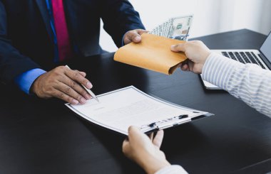 İşadamları, yasadışı arazi ve gayrimenkul, iş dolandırıcılığı ve sosyal adaletsizlik, yolsuzluk ve rüşvet kavramını satın almak için sözleşmeler imzalayan çalışanlara dolar dağıtıyor.