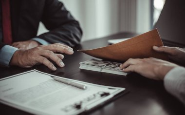 İşadamları, yasadışı arazi ve gayrimenkul, iş dolandırıcılığı ve sosyal adaletsizlik, yolsuzluk ve rüşvet kavramını satın almak için sözleşmeler imzalayan çalışanlara dolar dağıtıyor.