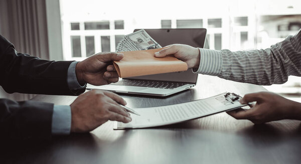 Бизнесмены дают взятки сотрудникам при подписании контрактов на покупку незаконной земли и недвижимости, мошенничество в бизнесе и социальная несправедливость, коррупция и взяточничество.