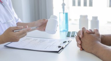 Doktor şu anda hastanın hastalığının tedavisi, teşhisi ve tıbbi danışma konsepti hakkında danışmanlık yapıyor..