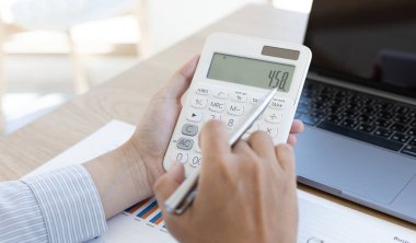 Pazarlama müdürü şirketin finansal gelir grafiğini analiz ederek şirketin yapısını gelecekte ekonomiye hazır hale getirmek için geliştirdi. Mali sonuçlar analiz kavramı.