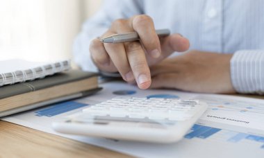 Pazarlama müdürü şirketin finansal gelir grafiğini analiz ederek şirketin yapısını gelecekte ekonomiye hazır hale getirmek için geliştirdi. Mali sonuçlar analiz kavramı.