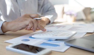 Pazarlama müdürü şirketin finansal gelir grafiğini analiz ederek şirketin yapısını gelecekte ekonomiye hazır hale getirmek için geliştirdi. Mali sonuçlar analiz kavramı.