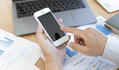 Erkekler ofislerinde telefon kullanıyor, genç erkekler veya işadamları daha fazla bilgi edinmek için akıllı telefonlarını kullanıyor, öğrenmek ve finanse etmek için telefonları kullanıyor..