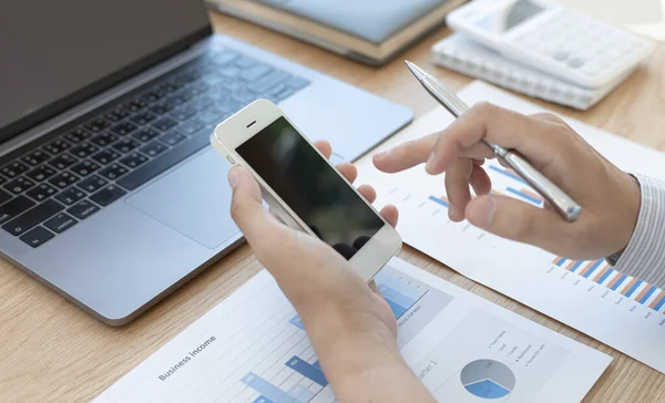 Erkekler ofislerinde telefon kullanıyor, genç erkekler veya işadamları daha fazla bilgi edinmek için akıllı telefonlarını kullanıyor, öğrenmek ve finanse etmek için telefonları kullanıyor..