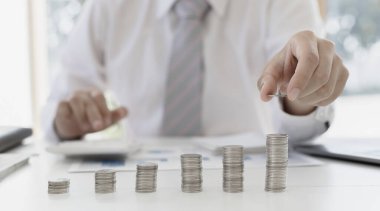 Para biriktirmeye para yatıran işadamı, ticari yatırımın finansal büyüme kârını, gerektiğinde kullanım için para yönetimini, tasarruf ve yatırım kavramını gösteren bir grafiği gösteriyor.