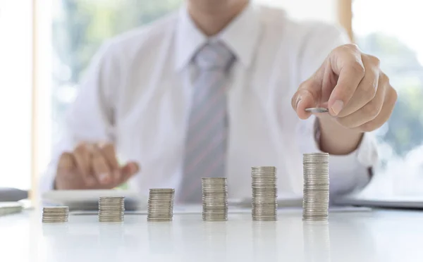 Zakenman Zetten Geld Stapelen Munt Die Een Grafiek Van Financiële — Stockfoto