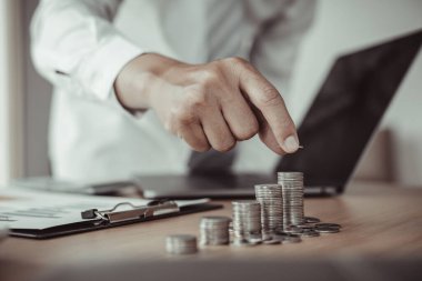 Para biriktirmeye para yatıran işadamı, ticari yatırımın finansal büyüme kârını, gerektiğinde kullanım için para yönetimini, tasarruf ve yatırım kavramını gösteren bir grafiği gösteriyor.