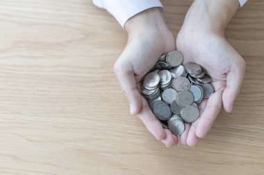 Erkek öğrenciler gelecekteki çalışmaları için kendi paralarını topluyorlar, para biriktiriyorlar, olgunluk kavramı gibi para harcıyorlar.