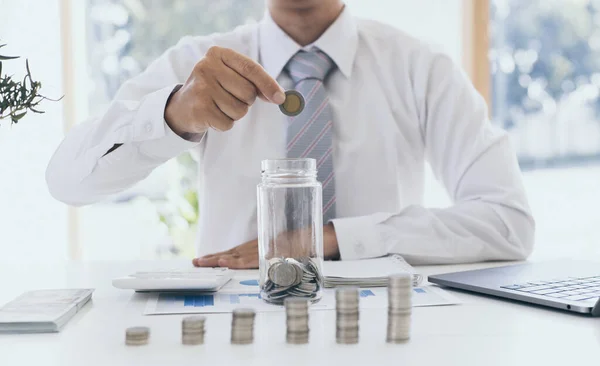 Financiële Zakenman Met Munten Een Pot Besparen Geld Voor Toekomstige — Stockfoto