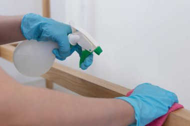Müşteriler yemeklerini bitirdikten sonra temizlemek için sandalye bacağını ya da masa bacağını silen, temizlik çözeltisi kullanan ya da restorandaki mikropları öldürmek için alkol kullanan çalışanların ellerini kapatıyordu..
