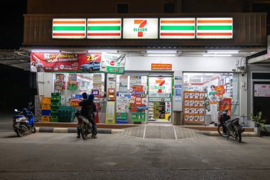 Chiangmai, THAILAND - 24 Aralık 2020, 7-Eleven, çok çeşitli tüketici ürünleri olan ve günde 24 saat açık olan küçük bir market, Tayland 'da 10.000' den fazla bayilik mağazası var..