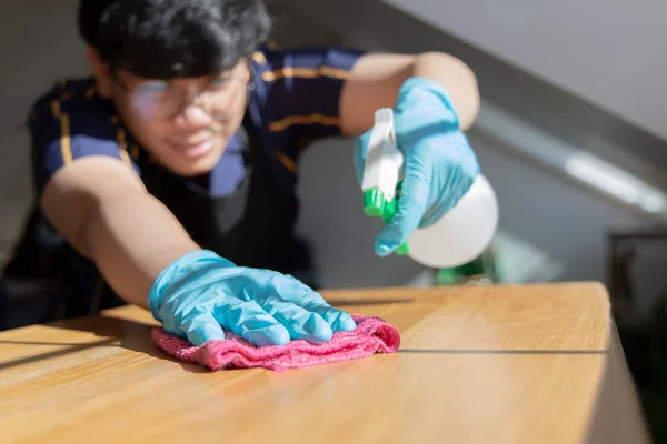 Närbild Personal Hand Restaurangarbetare Städar Bord Och Sprayar Desinfektionsmedel Virusutbrottet — Stockfoto