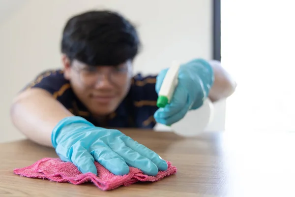 Close Mão Pessoal Trabalhadores Restaurante Estão Limpando Mesa Pulverizando Desinfetantes — Fotografia de Stock