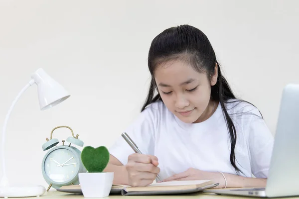 Asiatisches Mädchen Lernt Auf Einem Laptop Und Schreibt Ein Notizbuch — Stockfoto