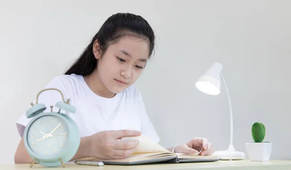 Mujer Joven Asiática Leyendo Una Habitación Privada Cuarentena Durante Brote —  Fotos de Stock