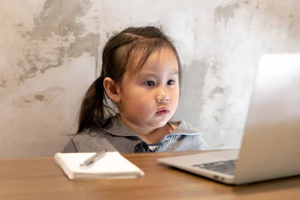 Asiática Linda Chica Viendo Dibujos Animados Computadora Portátil Mesa Dormitorio — Foto de Stock