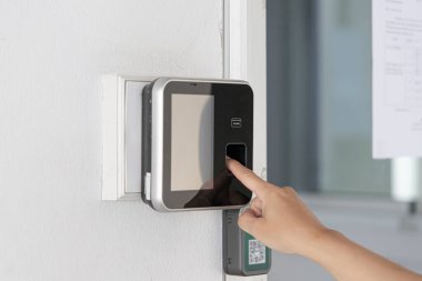 Parmak izi taraması, erkek çalışanlar şirket devamını kaydetmek için sensörlere basıyor ve işten sonra, Zaman Kaydı Katılımı - İş dışı, kimlik doğrulama veya elektronik imza için şifreleme