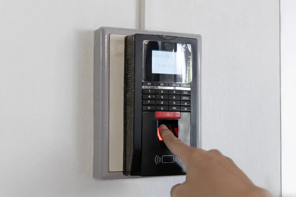 Parmak izi taraması, erkek çalışanlar şirket devamını kaydetmek için sensörlere basıyor ve işten sonra, Zaman Kaydı Katılımı - İş dışı, kimlik doğrulama veya elektronik imza için şifreleme