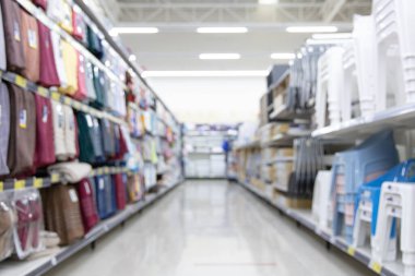 Soyut bulanık süpermarket ve raflardaki pek çok ürün, süpermarketteki arkaplan resmi, düzenli bir ekran için raflara çeşitli ürünler yerleştiriliyor..